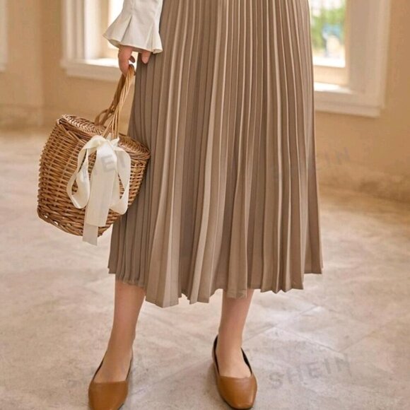 High Waist Solid Pleated Skirt - Picture 2 of 10